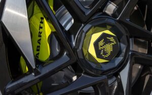 Abarth_600e_Gallery_04
